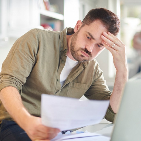 MAIS DA METADE DOS BRASILEIROS ESTÃO ENDIVIDADOS 