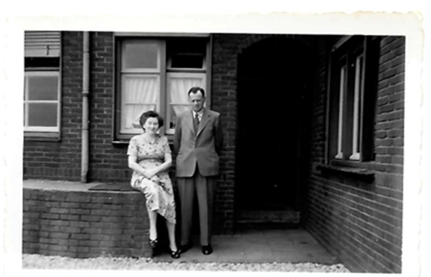 Jac en Marie achter hun huis op de Crommentuynstraat