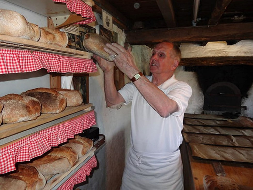 Wim als bakker actief bij Openluchtmuseum De Locht.