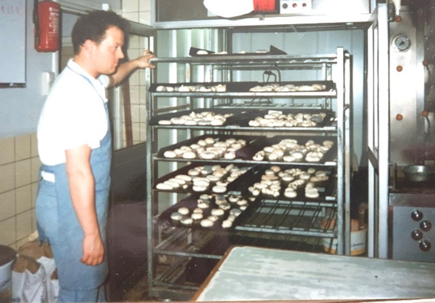Pieter die de rijswagen in de rijskast rijdt.