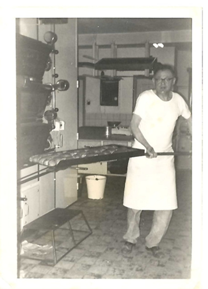 Op de foto Jac Litjens in de bakkerij.