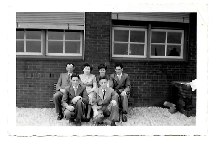 Foto: het gezin Litjens achter het huis: v.l.n.r. zittend op de bank: Jac, Marie, dochter Jo, zoon Wim, vooraan gehurkt v.l.n.r.: Frans, Lowie