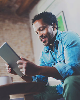 Un homme regarde sa tablette