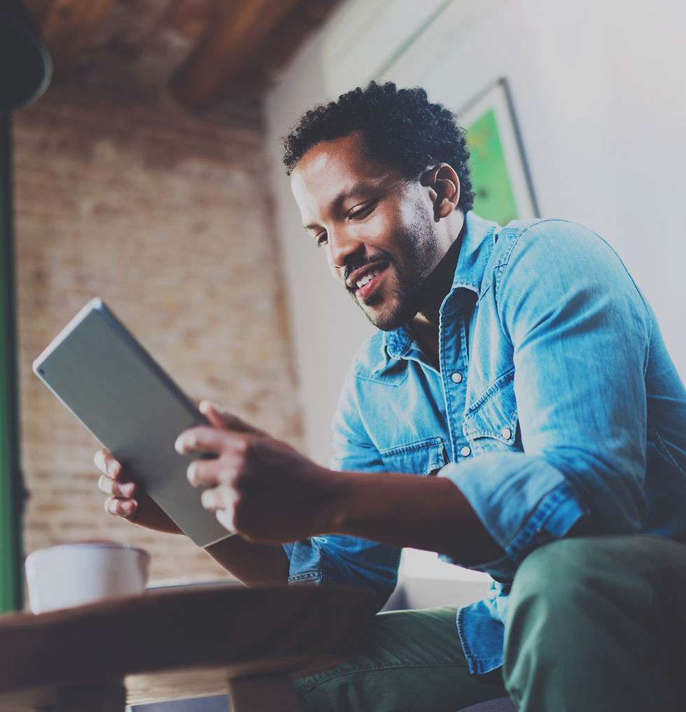 Um homem olhando para seu dispositivo de Tablet