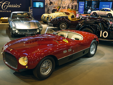 Retromobile: a maior feira de exposições de carros antigos do mundo