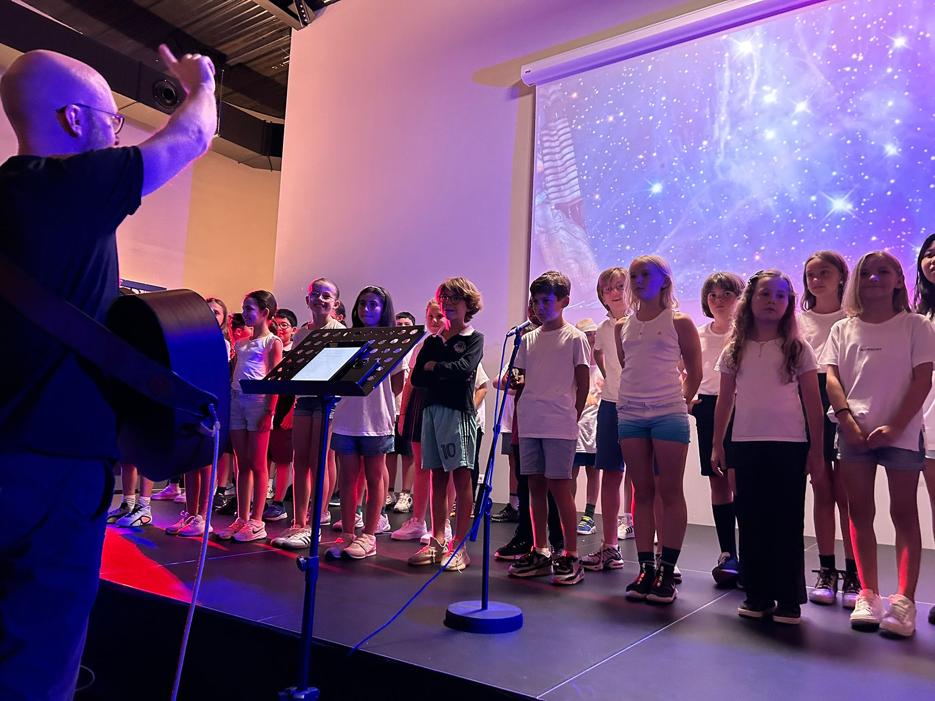 Chorale des élèves d'IBS Primary, au primaire, pour le spectacle de fin d'année
