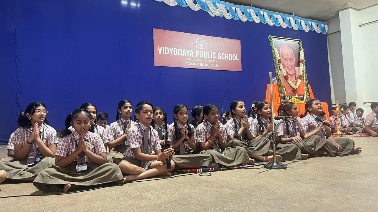 Vidyodaya Public School Udupi Aradhane Sri Sri Vishwesha theertha Swamiji pejawara matha (1)