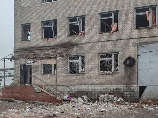 В Ахтырке российскими ударными дронами повреждены десятки гражданских объектов