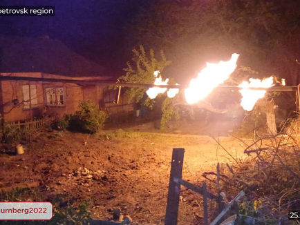 Никопольский район пережил три обстрела за ночь - пострадали дома, памятник, коммуникации