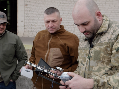 «Українська команда» передала бійцям 413 полку «Рейд» СБС генератори та комплектуючі для дронів