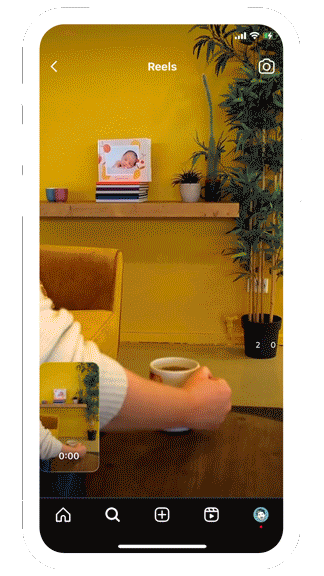 Phone with Albelli App being used