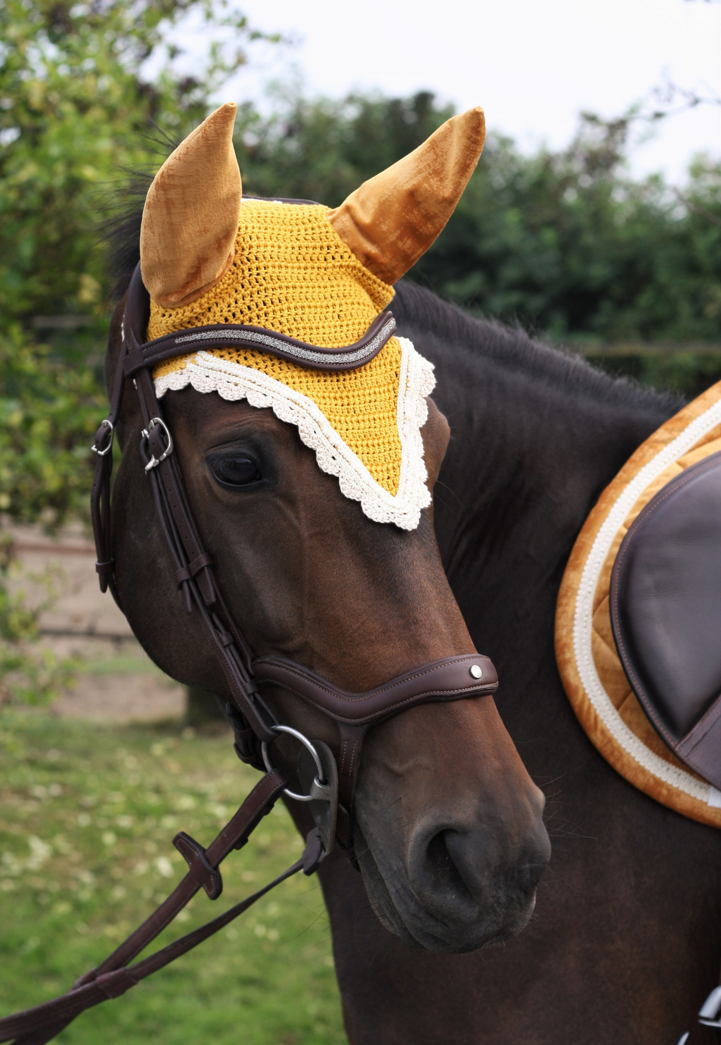 Bonnet mi-long safran et beige détail perles COB