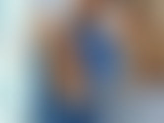 Dois colaboradores a planear projetos com post-its coloridos numa parede de vidro