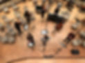 Ein Ensemble spielt mit einem Dirigenten
