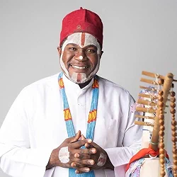 Brasília recebe recital da Harpa Sagrada Bwiti com o mestre harpista gabonês Cédrick Akouma