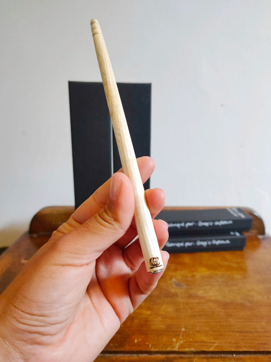 Les portes-plumes artisanaux de Grégory dans un coffret calligraphie proposé par Leïla