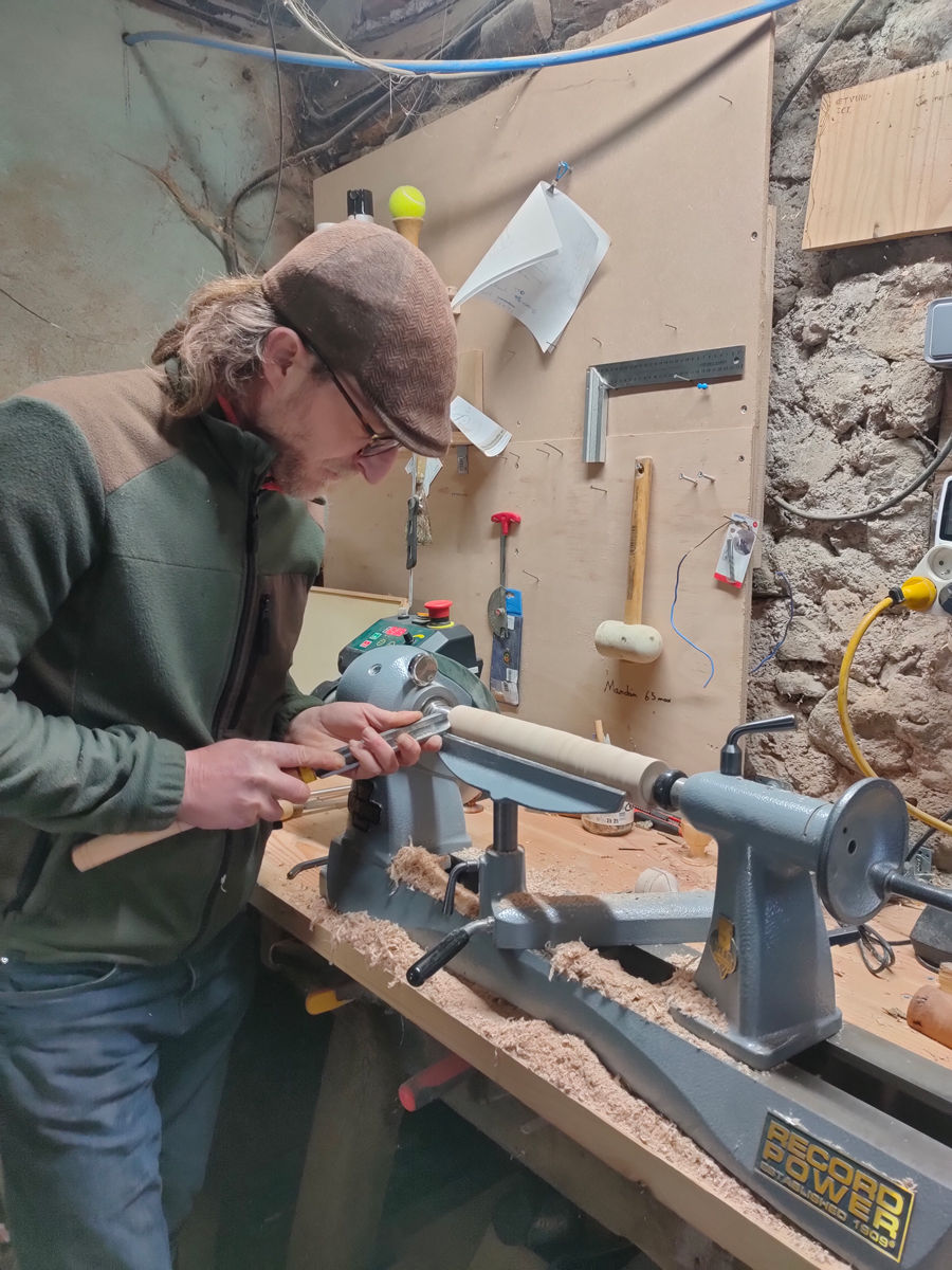 Grégory en train de travailler dans son atelier en Aveyron
