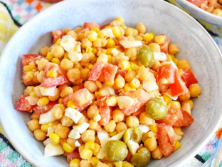 Ensalada de garbanzos con maíz y aguacate, receta refrescante de verano