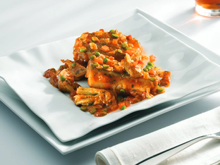 Bacalao a la catalana: receta fácil con salsa de uvas pasas y piñones
