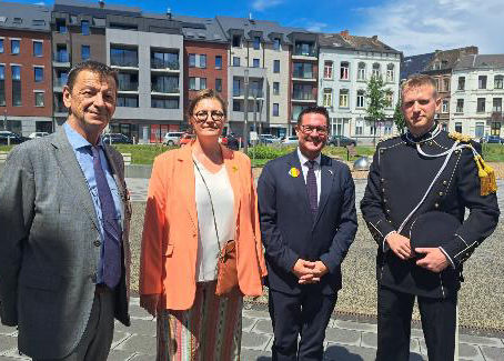 Photo prise à Namur lors de la Fête nationale belge 2025, montrant trois membres du Corps Consulaire de la Province de Namur accompagnés d’un représentant en uniforme cérémoniel.