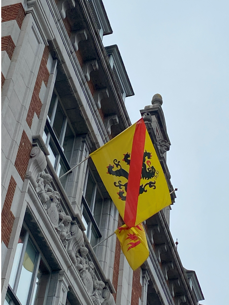Drapeau de Namur sur la façade de la Bourse (place d’Armes)