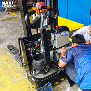 ปลุก "รถยก Stacker" ให้ลุยงานไม่มีถอย! ด้วยแบตเตอรี่ MAX1 MXEV12-100S (12V 100AH) สาย Motive ตัวจริง