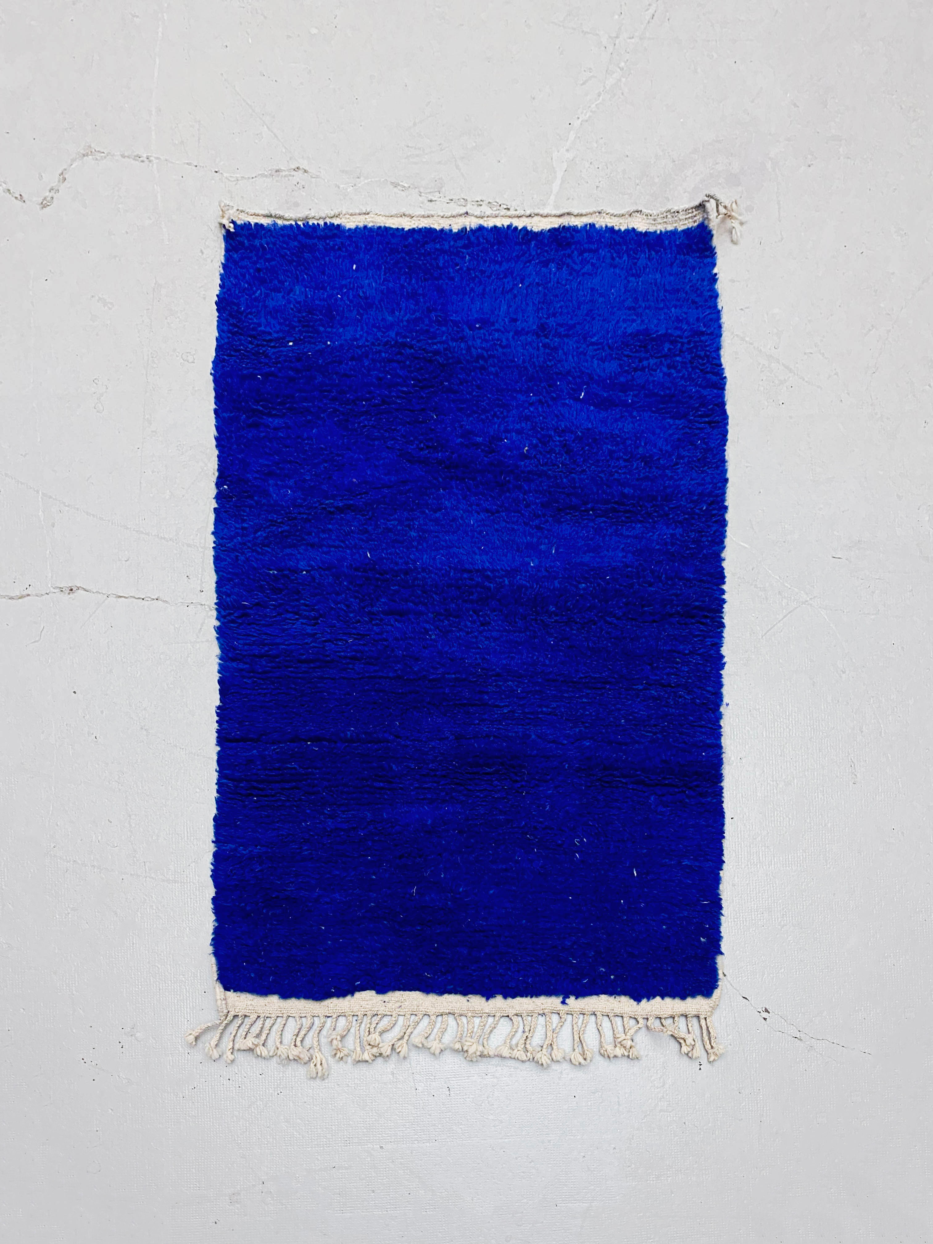 Tapis berbère Beni Ouarain uni bleu majorelle 1,58x1,03m