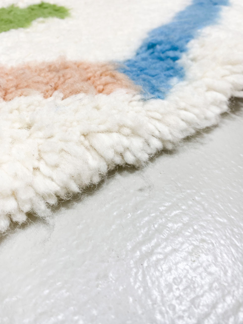 Miniature : Tapis berbère Azilal écru à motifs colorés 2,43x1,68m