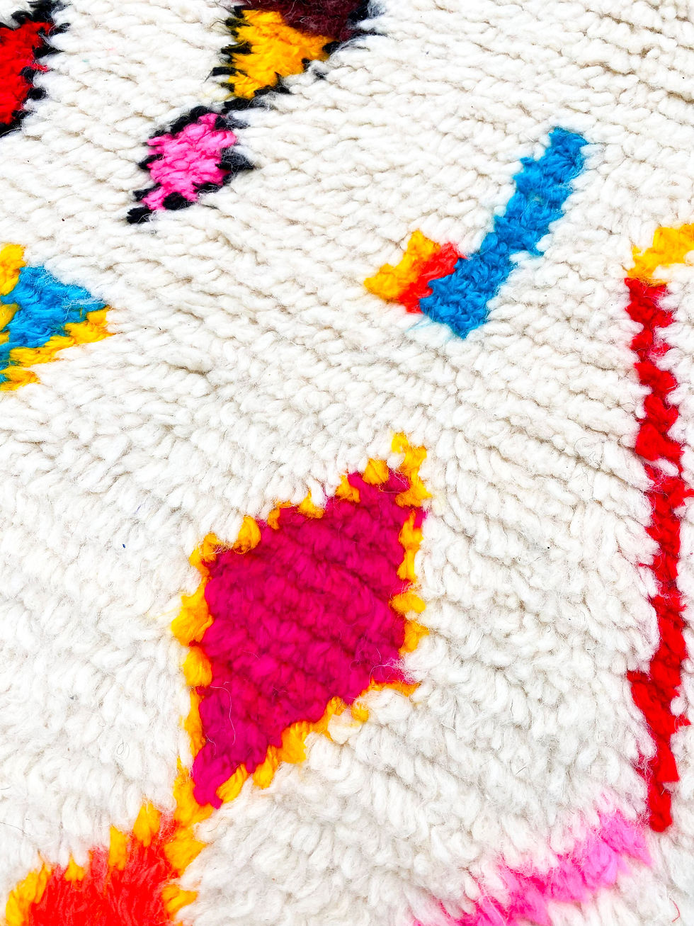 Miniature : Tapis berbère Azilal écru à motifs fluos 1,50x0,97m