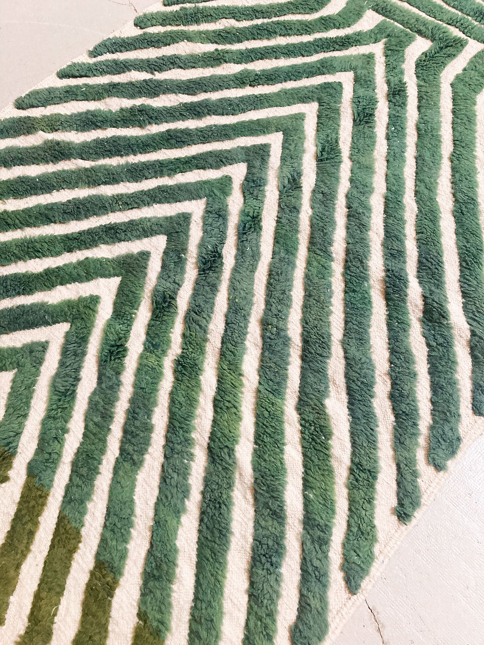 Miniature : Tapis berbère Beni Ouarain écru à motifs verts gravés 2,60x1,66m
