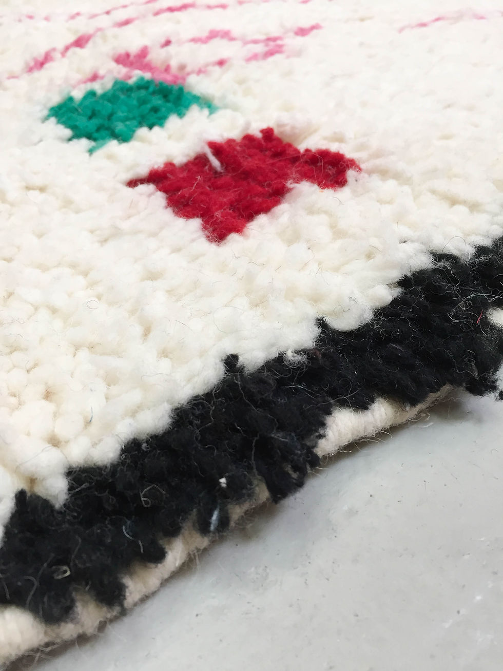 Miniature : Tapis berbère Azilal écru à motifs colorés 2,35x1,55m