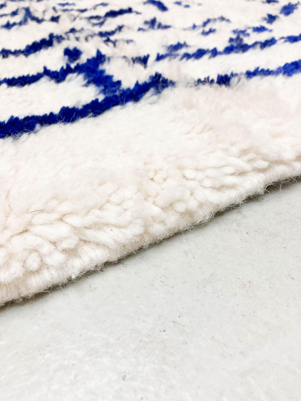 Miniature : Tapis berbère Azilal écru à motifs bleu majorelle 2,50x1,40m