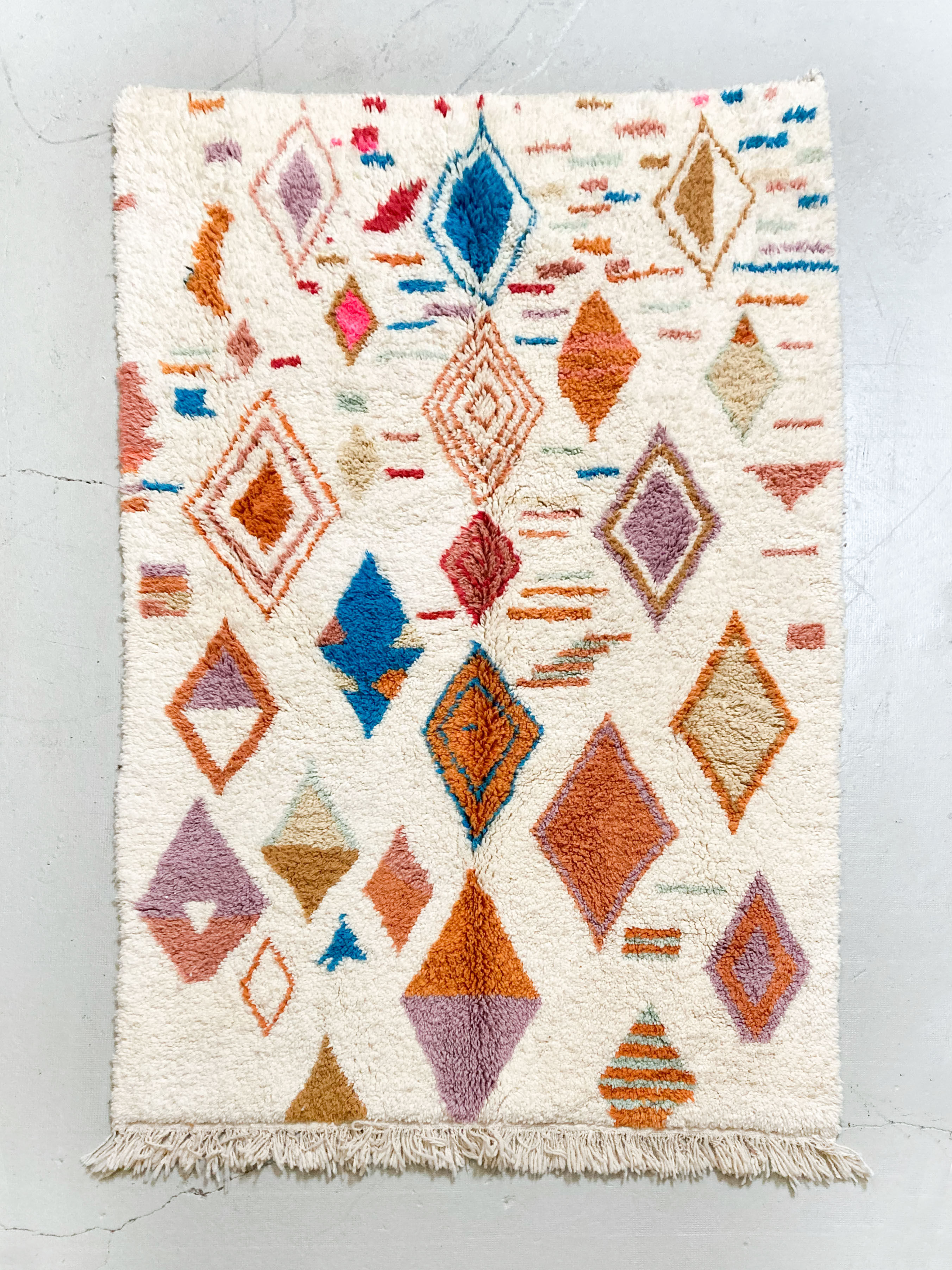 Tapis berbère Azilal écru à motifs colorés 2,50x1,62m