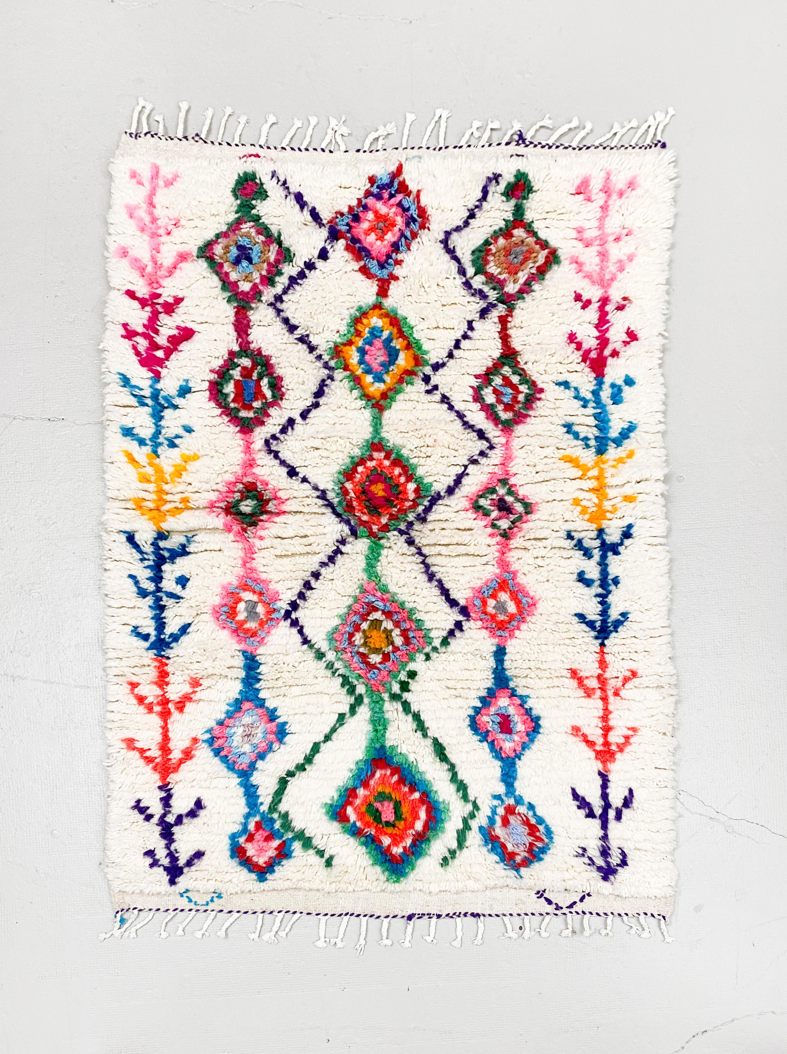Tapis berbère Azilal écru à motifs colorés 1,59x1,12m