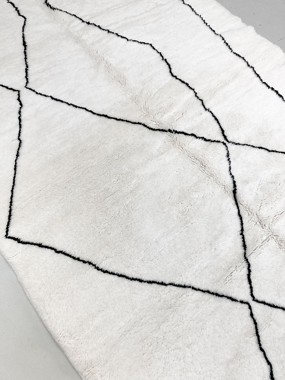 Miniature : Tapis berbère M'rirt écru à motifs noirs 3,06x2,04m