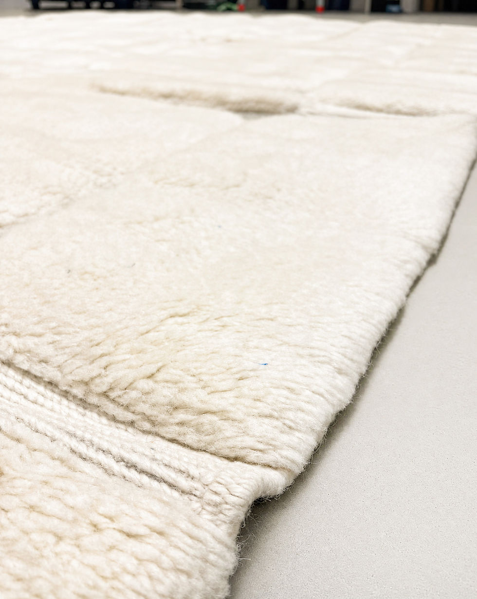 Miniatur: Berber-M'rirt-Teppich mit eingravierten Motiven, 3,82 x 2,82 m