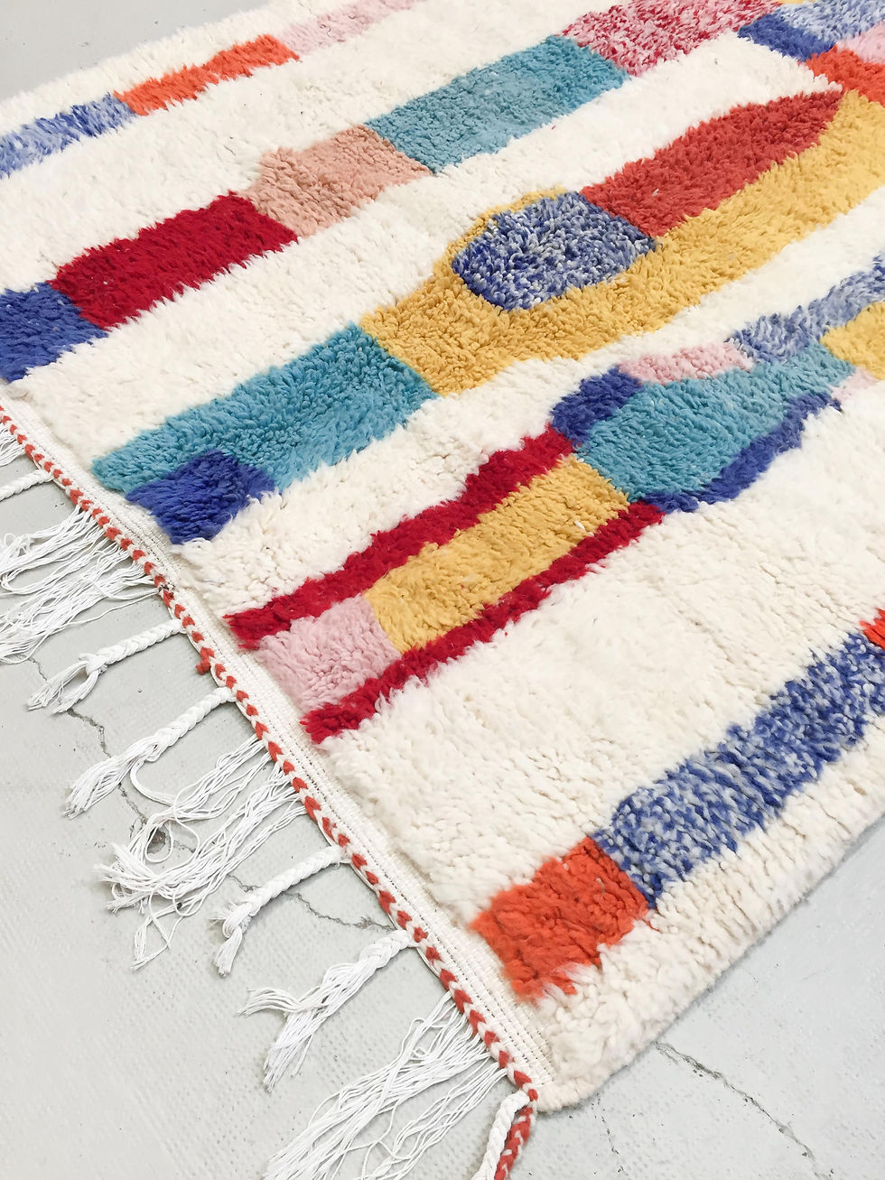 Miniature : Tapis berbère Azilal écru à motifs colorés 2,56x1,66m