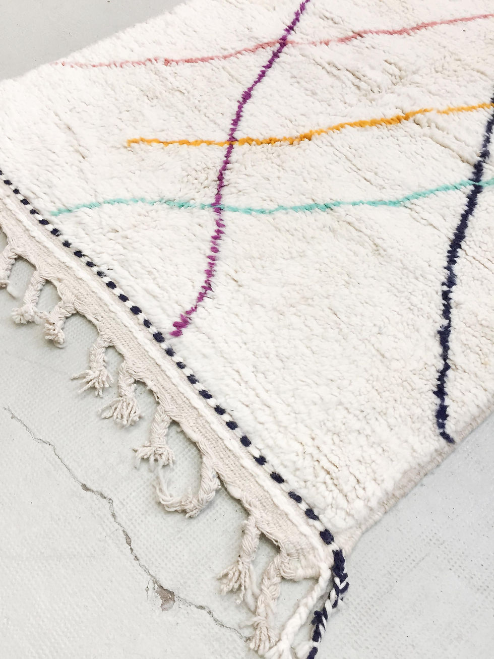 Miniature : Tapis berbère Beni Ouarain écru à lignes colorés 1,56x1,08m