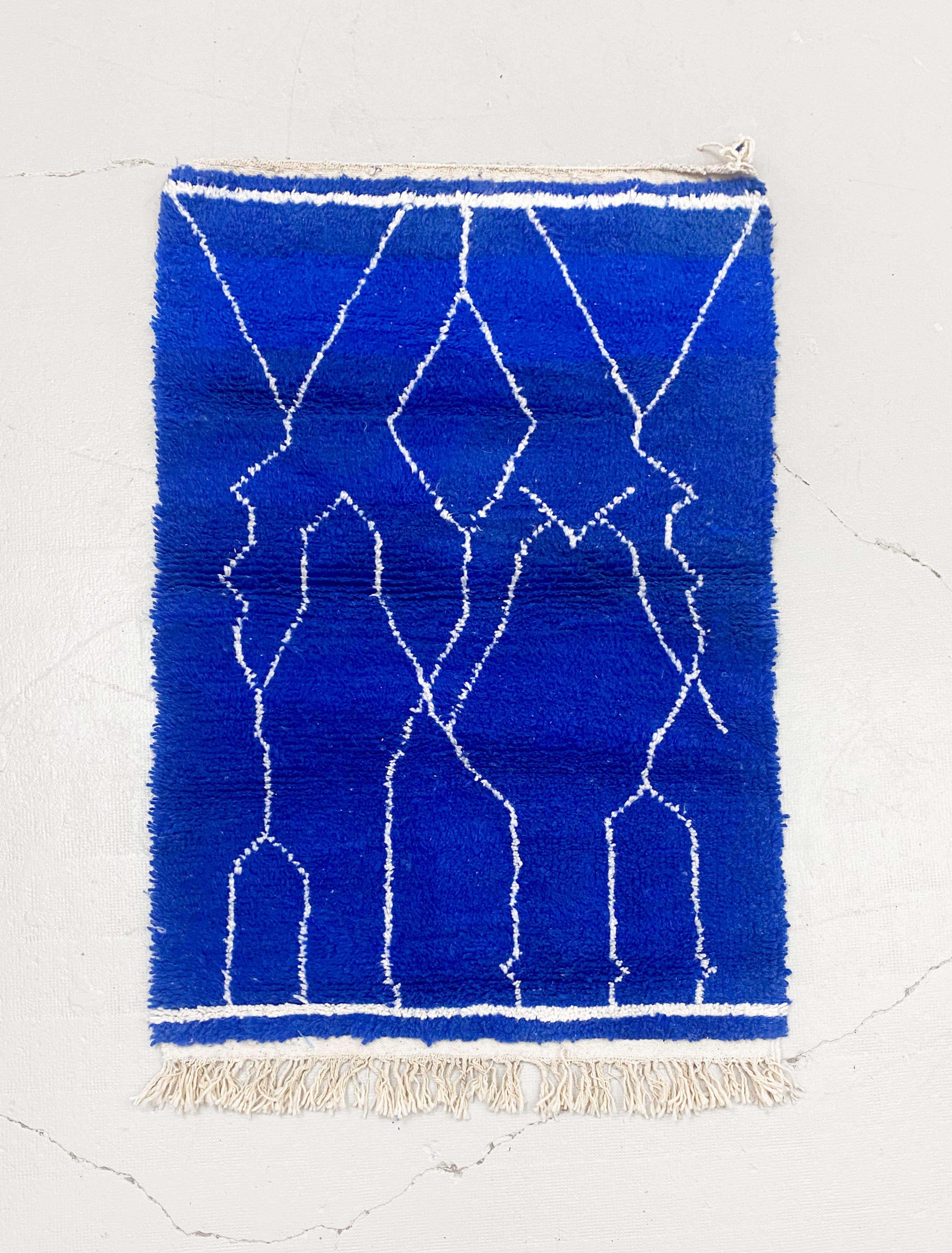 Tapis berbère Beni Ouarain bleu majorelle motifs écrus 1,52x1,03m