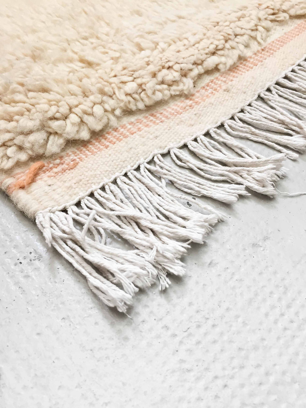 Miniature : Tapis berbère Azilal écru à motifs orangés 2,51x1,48m