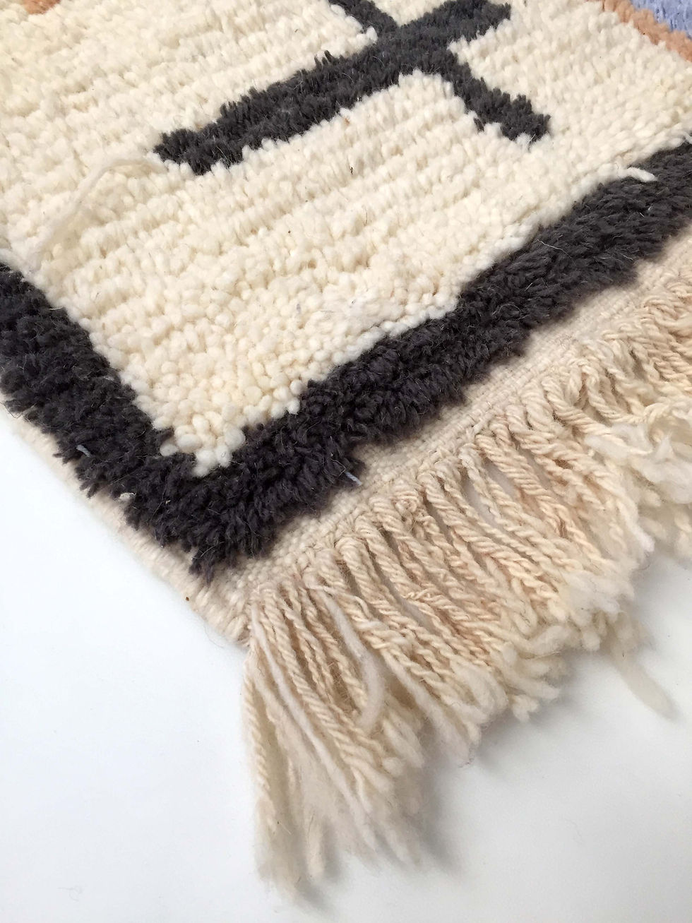 Miniature : Tapis berbère marocain Azilal écru à motifs graphiques 2,50x1,70m