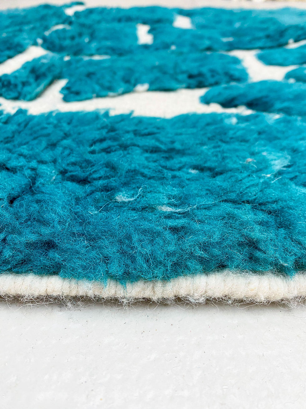 Miniature : Tapis berbère Beni Ouarain bleu à motifs gravés 1,58x1,06m