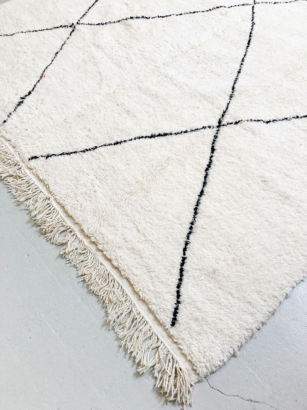 Miniature : Tapis berbère Beni Ouarain écru uni à losanges noirs 3,50x2,44m