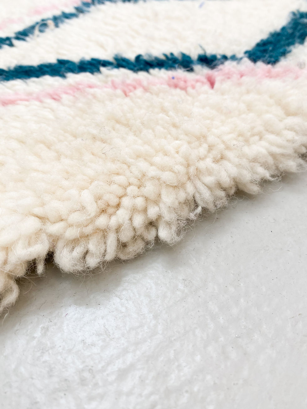 Miniature : Tapis berbère Azilal écru à motifs colorés 2,48x1,62m