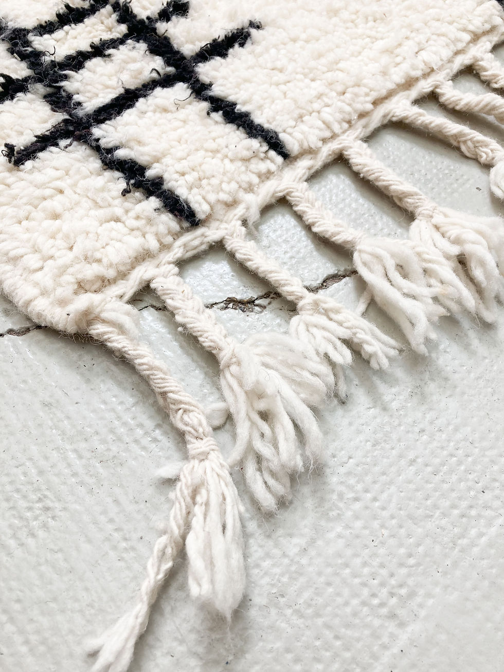 Miniature : Tapis berbère Azilal écru à motifs noirs 2,44x1,57m