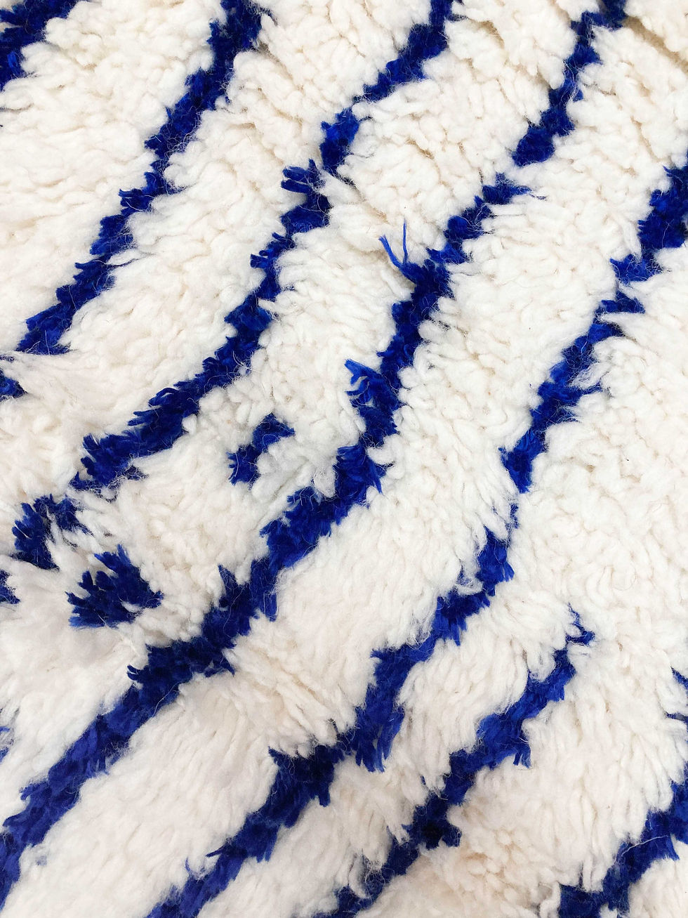 Miniature : Tapis berbère Azilal écru à motifs bleu majorelle 2,40x1,40m
