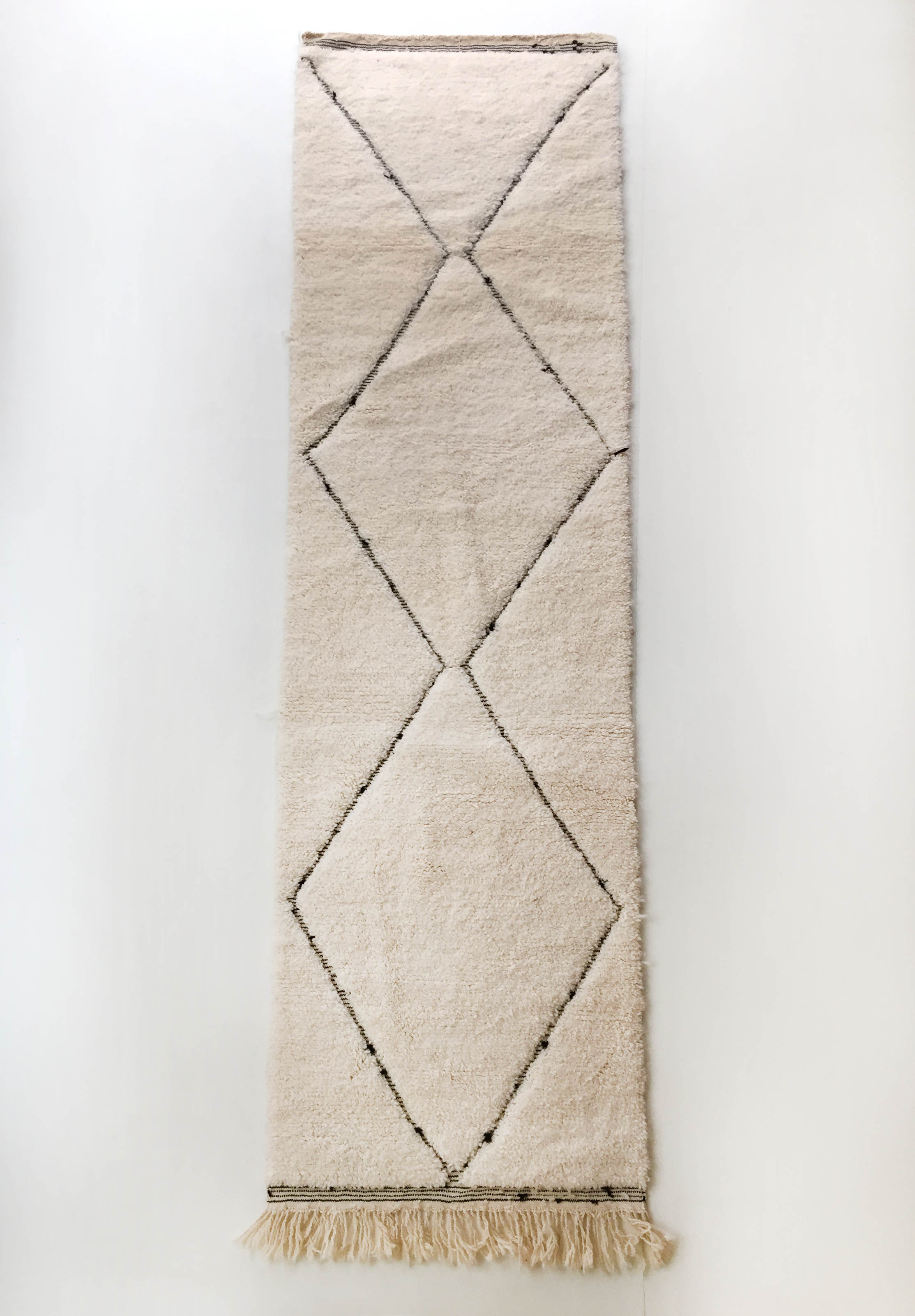 Tapis berbère Beni Ouarain couloir écru à losanges noirs gravés 3,18x0,85m