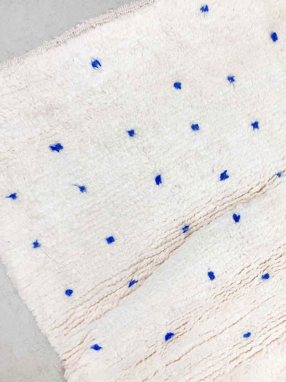 Miniature : Tapis berbère Beni Ouarain écru pois bleu majorelle 1,53x1,15m