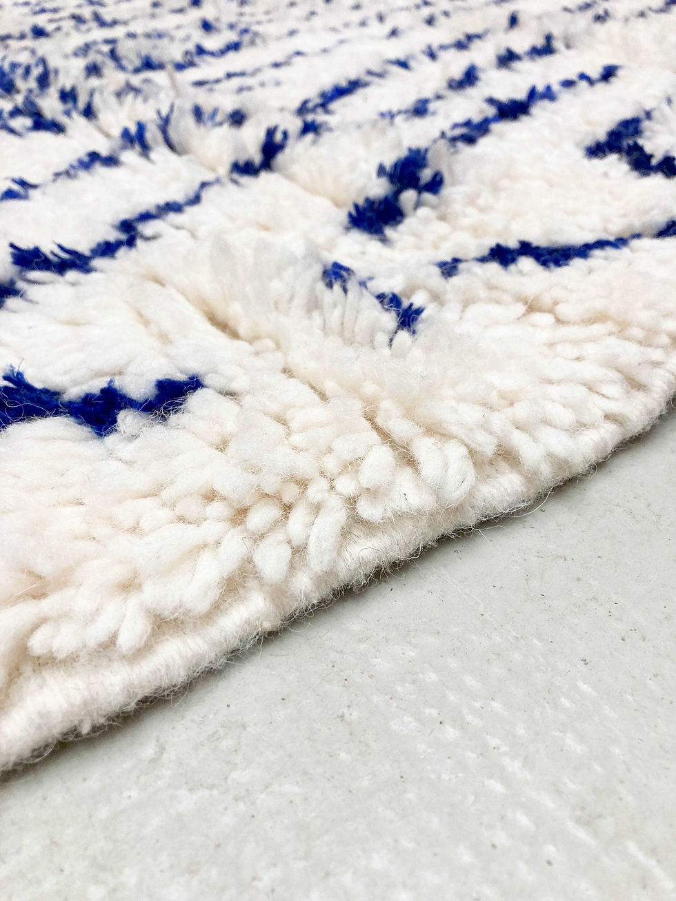 Miniature : Tapis berbère Azilal écru à motifs bleu majorelle 2,40x1,40m