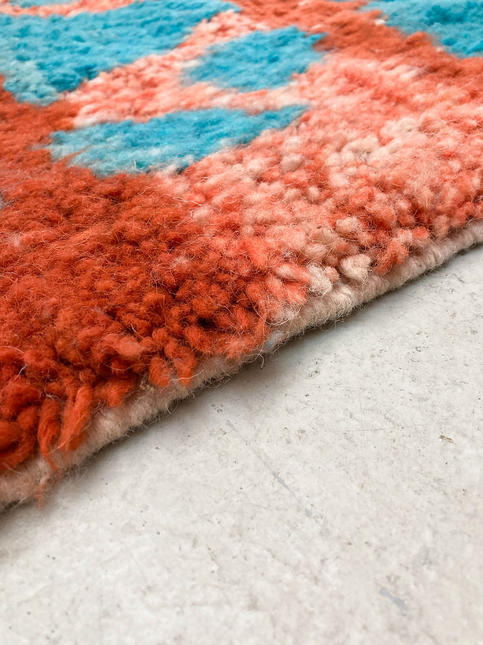 Miniature : Tapis berbère Boujaad rouge chiné à motifs graphiques bleus 2,70x1,71m